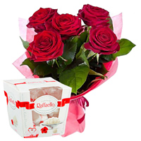 Яскравий букет із 5 троянд і цукерки в подарунок