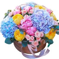 Восхитительная коробка из пионовидных роз, гортензии и кустовой розы