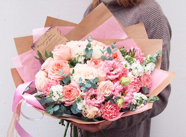 Фото доставки разноцветных роз