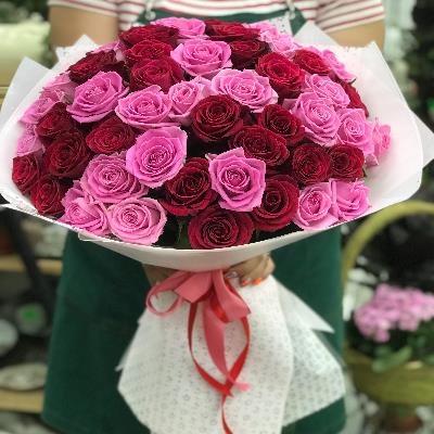 65 червоно-рожевих троянд