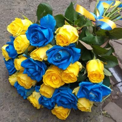 Букет з жовтих троянд і синьою статиця