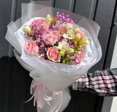 Bouquet of roses and matthiola – Leon