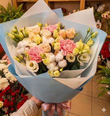 Букет з кущової троянди, гвоздики та еустоми - Хмара ніжності