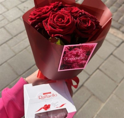 Bouquet of 5 red roses and Rafaello - Idea