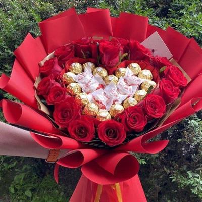 Букет в форме сердца из роз и конфет - Сластенка