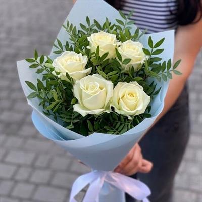 Букет из 5 белых роз - Серпантин