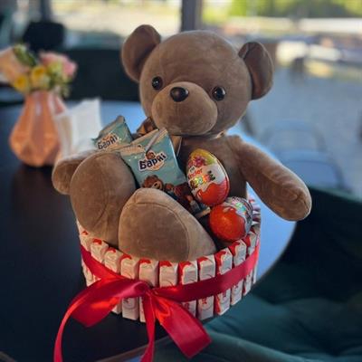 Композиція з солодощами та іграшкою — Солодощі ведмедика