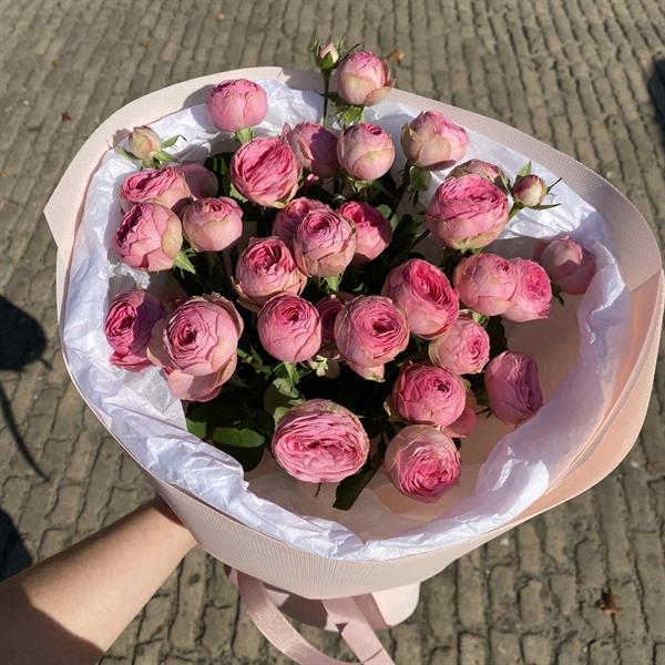 Букет із 7 рожевих кущових піоновидних троянд - Пелюстка