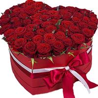 Красные розы в коробке-сердце