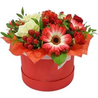 Hat box with roses and gerberas