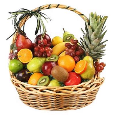Корзина с разнообразными фруктами