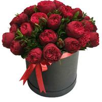 Изысканная композиция с 25 ветками красной пионовидной розы