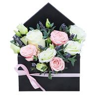 Конверт из розы и эустомы
