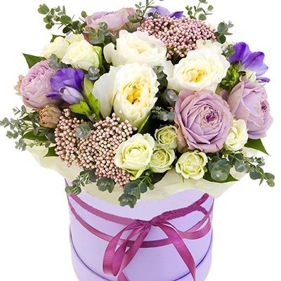 Box of shrub and pion-shaped roses Box of shrub and pion-shaped roses