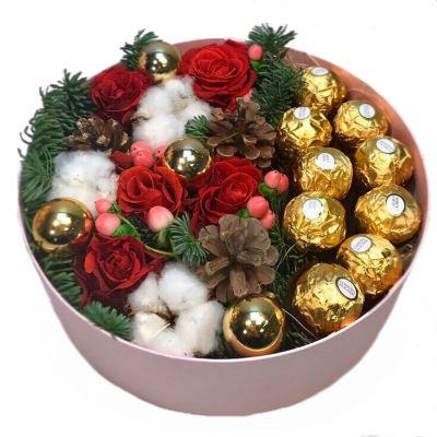 Коробка з трояндами і новорічними прикрасами Коробка з трояндами і новорічними прикрасами