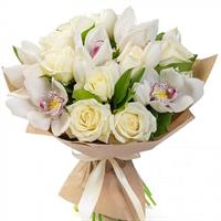 Ніжний букет з білосніжних троянд та орхідей