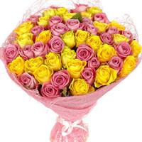Соковитий букет з рожевих і жовтих троянд