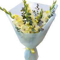 Яскрава композиція в коробці з 15 півоніями Яскрава композиція в коробці з 15 півоніями