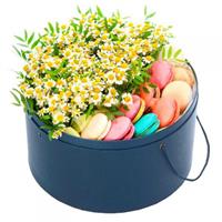 Коробка из ромашек с макарунами Коробка из ромашек с макарунами