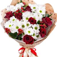 Bouquet of red roses and chrysanthemums