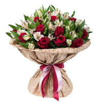 Восхитительный яркий букет из красных бархатных роз и альстромерии