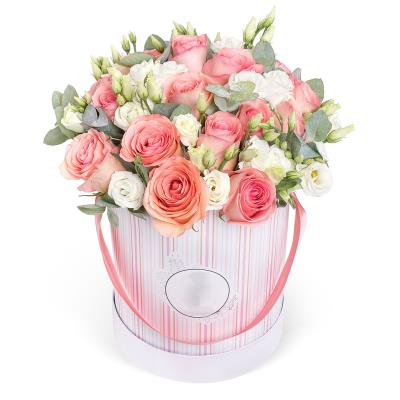 Композиція в коробці з еустоми та трояндами Композиція в коробці з еустоми та трояндами