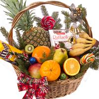 Новогодняя корзина с фруктами и сладостями