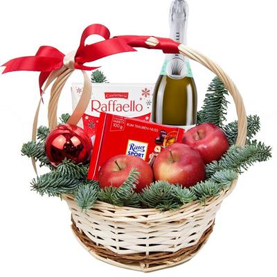 Кошик з цукерками і шампанським Кошик з цукерками і шампанським