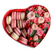 Композиция из кустовых роз, гиперикума и макарун Композиция из кустовых роз, гиперикума и макарун