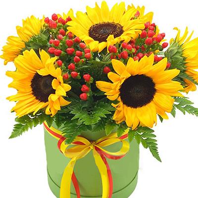 Композиція з соняшниками в капелюшній коробці Композиція з соняшниками в капелюшній коробці