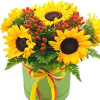 Композиція з соняшниками в капелюшній коробці Композиція з соняшниками в капелюшній коробці