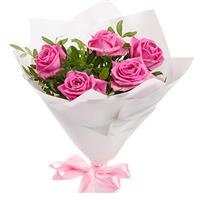 Delicate bouquet of 5 pink roses