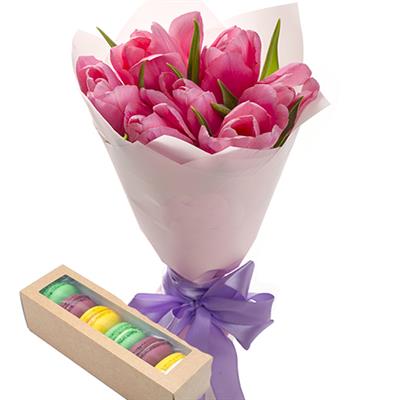 Букет із тюльпанів з макарунами Букет із тюльпанів з макарунами