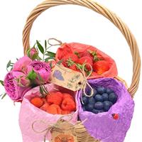 Кошик із соковитими літніми ягодами Кошик із соковитими літніми ягодами