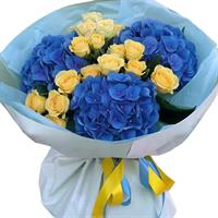 Яркий букет из кустовых роз и гортензии