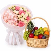 Букет из пионовидной розы, кустовой хризантемы и корзина фруктов
