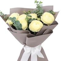Букет из роз и гиперикума