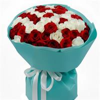 Красные розы и белые хризантемы