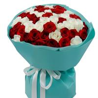 Красные розы и белые хризантемы