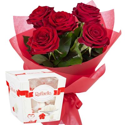 Яскравий букет із 5 троянд і цукерки в подарунок Яскравий букет із 5 троянд і цукерки в подарунок