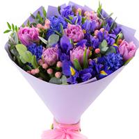 Букетик из нежных пионовидных тюльпанов и ярких синих ирисов