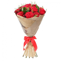 Барвистий букет з 11 червоних троянд