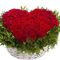 75 красных роз в форме сердца