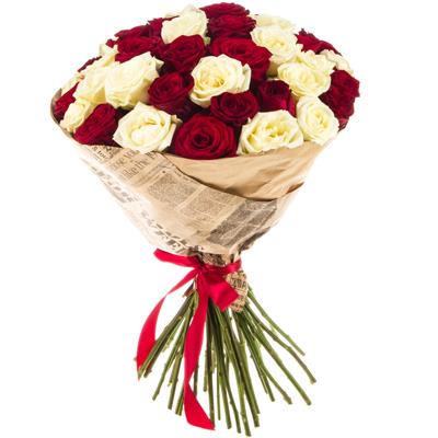 Букет из 35 красных и кремовых роз