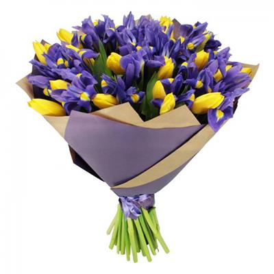 Букет з фіолетових ірисів та жовтих тюльпанів