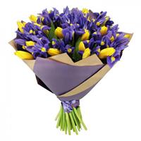 Букет из фиолетовых ирисов и жёлтых тюльпанов