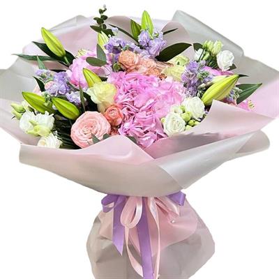 Нежнейшая сборная композиция с лилиями Нежнейшая сборная композиция с лилиями