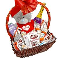 Корзина с киндером, игрушкой, рафаэлло