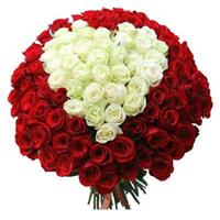 Серце з 101 білих та червоних троянд