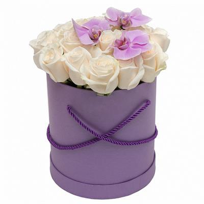 Delicate box with roses and orchids Delicate box with roses and orchids